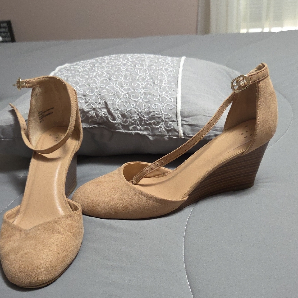 Women's Tan Wedge Sandals